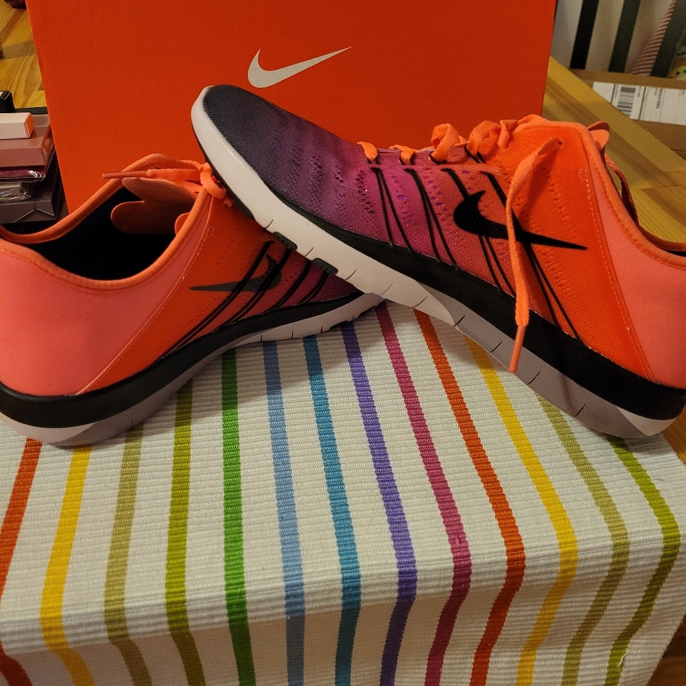 Nike Womens Free TR 6 Spectrum - Size 10